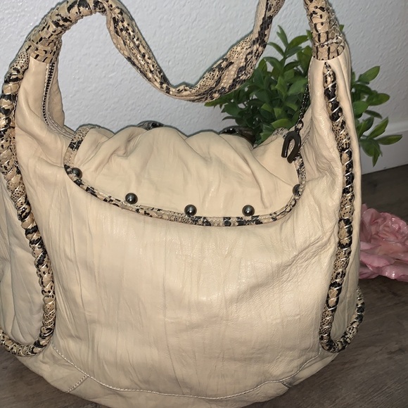 VINTAGE BETSEY JOHNSON IVORY LEATHER LARGE PURSE - Picture 6 of 14